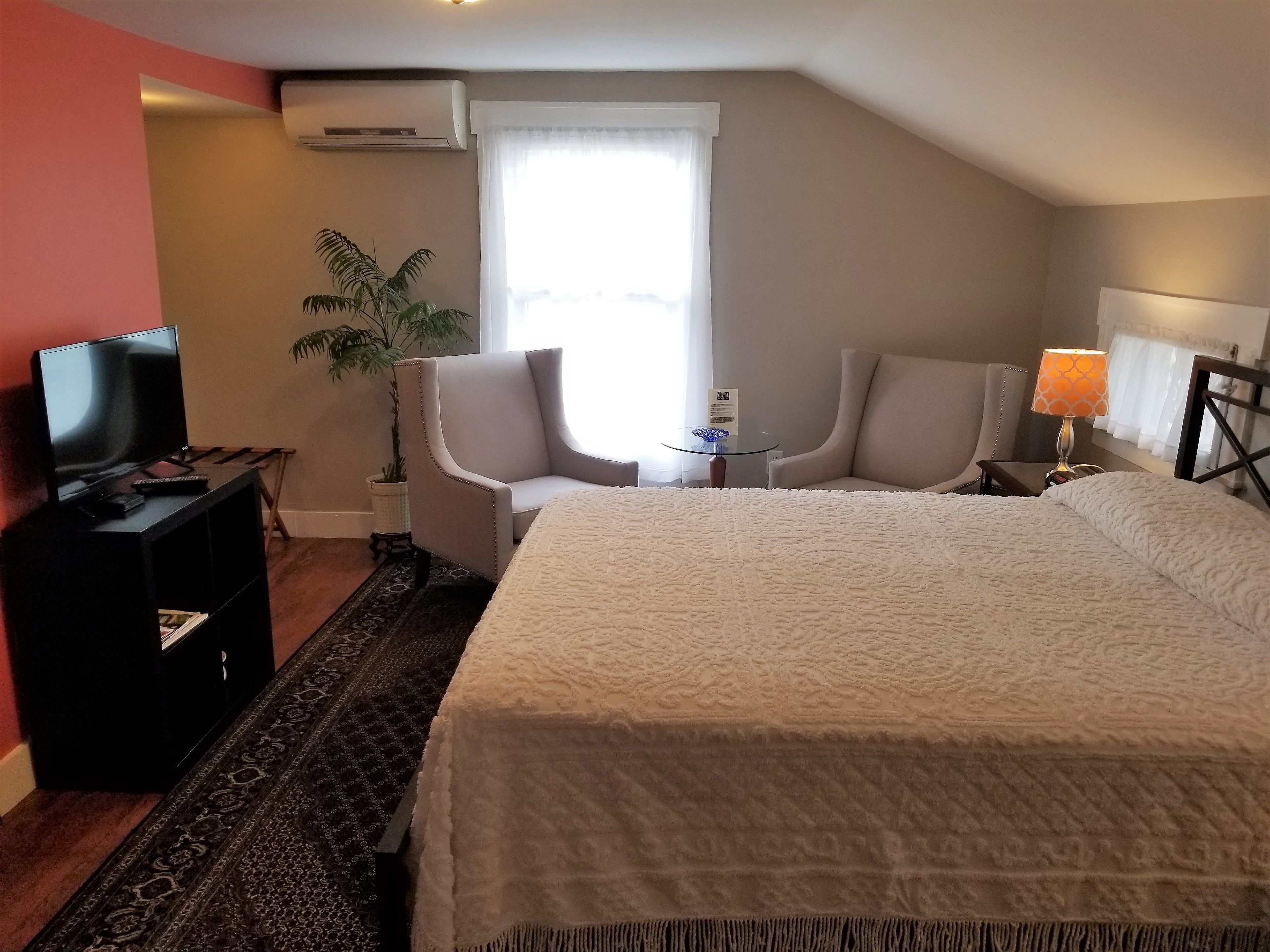Guest Room 3 / Deluxe Queen Bed Room with a Private Bath | 1 bedroom, premium bedding, pillow-top beds, individually decorated