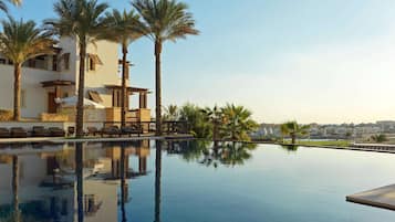 5 piscinas externas, guarda-sóis, espreguiçadeiras