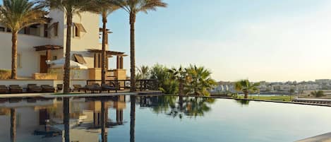 5 piscines extérieures, parasols de plage, chaises longues