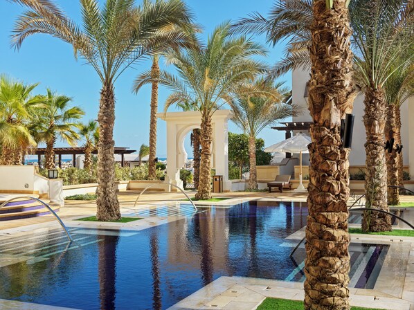 5 outdoor pools, pool umbrellas, sun loungers - Ancient Sands Golf Resort and Residences (El Gouna)