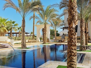 5 piscines extérieures, parasols, chaises longues