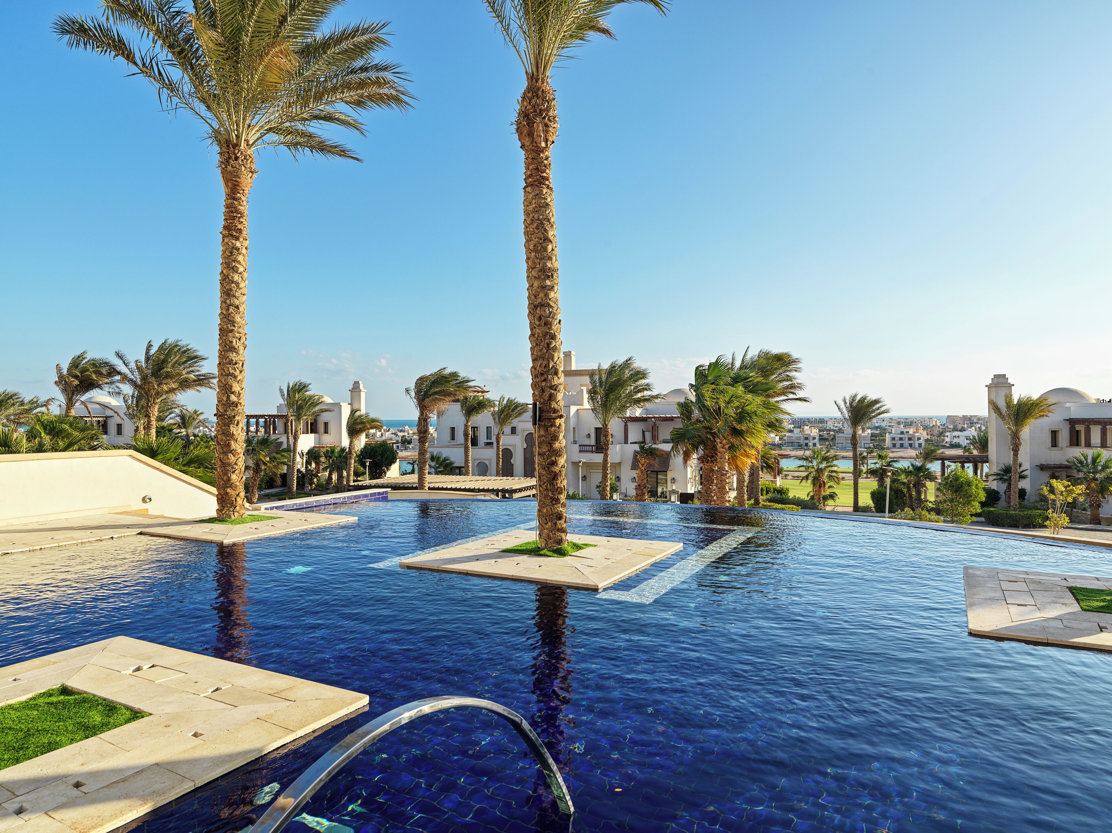 5 つの屋外プール、プール パラソル、サンラウンジャー