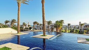 5 piscines extérieures, parasols, chaises longues