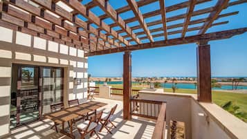 Two Bedroom Golf & Lagoon view Villa | 露台/庭院