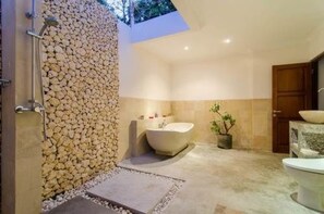 Een aparte badkuip en douche, een diep bad, gratis toiletartikelen