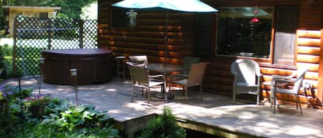 Deluxe Suite, 1 Queen Bed, Private Bathroom, Mountain View | Terrace/patio