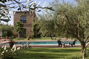 Piscina all'aperto, lettini