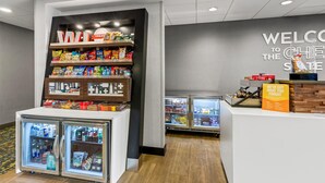 Eine Snackbar mit Regalen voller Snacks und einer Kühlvitrine.