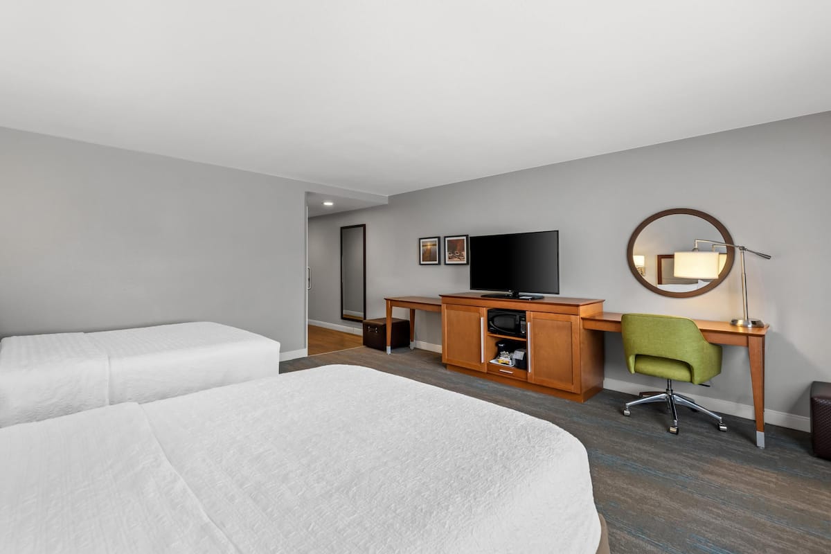 Chambre, 2 grands lits, accessible aux personnes à mobilité réduite, non-fumeurs | Coffres-forts dans les chambres, bureau, lits bébé (en supplément)
