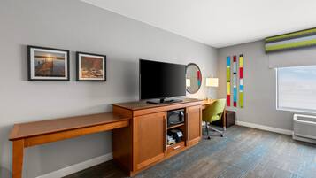 Rom, 1 kingsize-seng, ikke-røyk, kjøleskap og mikrobølgeovn | Safe på rommet, skrivebord, barnesenger og wi-fi (inkludert)