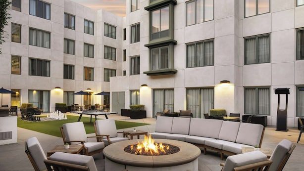 A courtyard with a fire pit, seating area, and outdoor dining space. - Residence Inn Los Angeles Pasadena/Old Town (Pasadena)