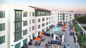A hotel with a rooftop pool area, outdoor seating, and a fire pit. - Residence Inn Los Angeles Pasadena/Old Town (Pasadena)