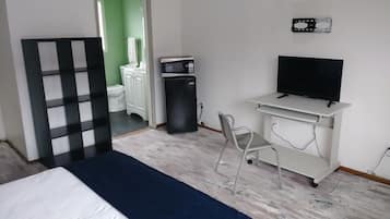 Room, 1 Queen Bed, Kitchenette | Living area