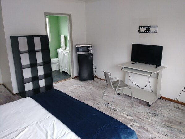 Room, 1 Queen Bed, Kitchenette | Living area