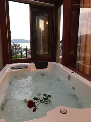 Premier Suite, 1 Queen Bed, Hot Tub, Lake View | Private spa tub - Hotel Puesta del Sol (Valle de Bravo)