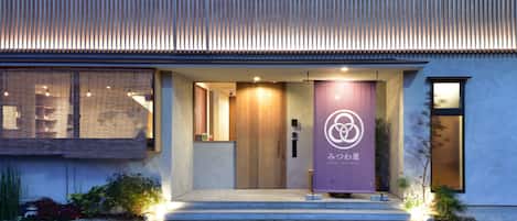 施設の正面 (日没後)