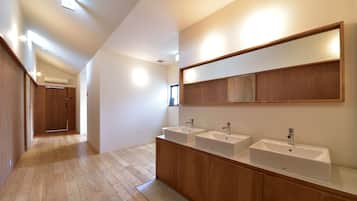 Douche, sèche-cheveux, chaussons, bidet