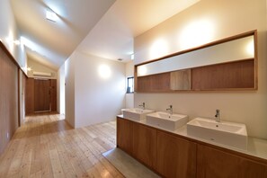A modern bathroom with a wooden vanity, two sinks, and a large mirror. - Hostel Mitsuwaya Osaka (Osaka)