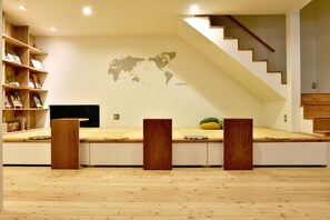 Interior entrance - Hostel Mitsuwaya Osaka (Osaka)