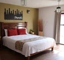 Escritorio, tabla de planchar con plancha y ropa de cama 