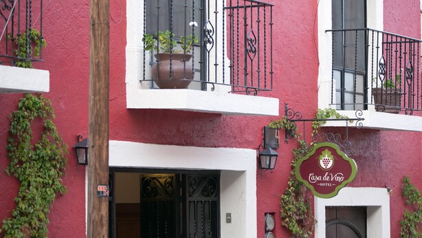 A red building with a sign reading "Casa de Vino Hotel". - Hotel Casa de Vino (Tequisquiapan)