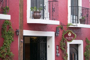 Un bâtiment rouge sur lequel on peut lire l’inscription « Casa de Vino Hotel ».