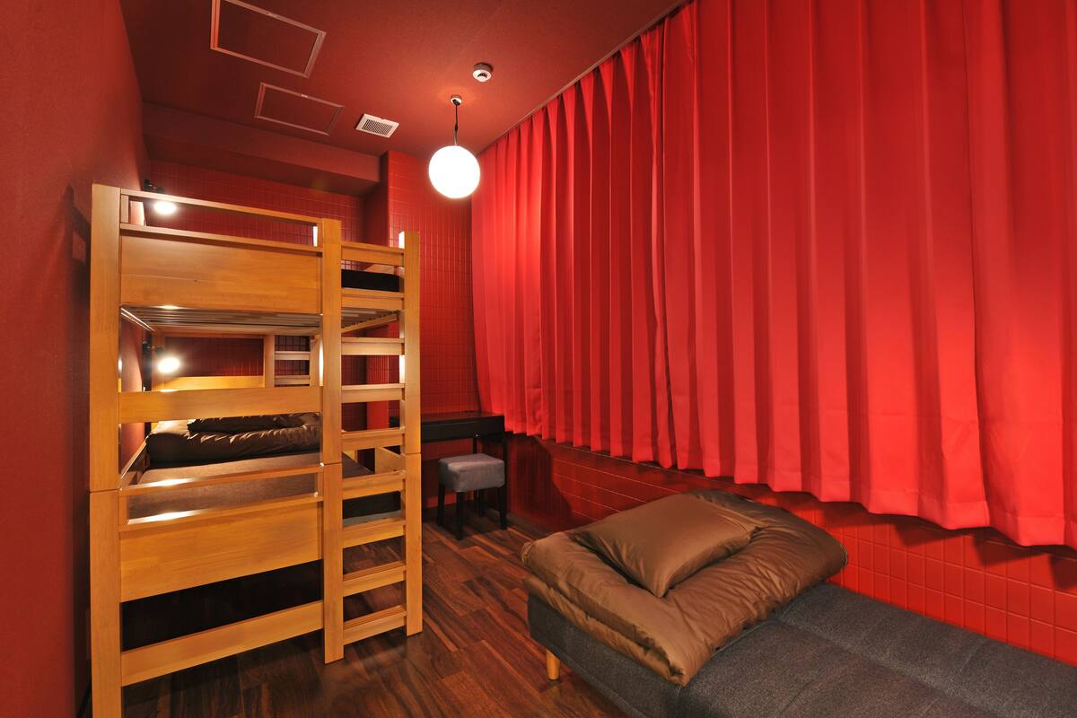 In-room safe, WiFi (free), bed sheets