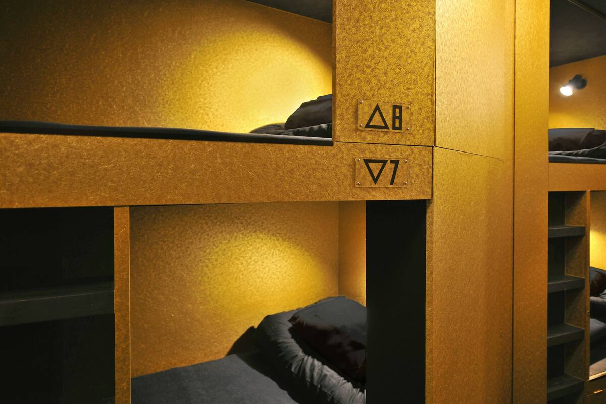In-room safe, WiFi (free), bed sheets