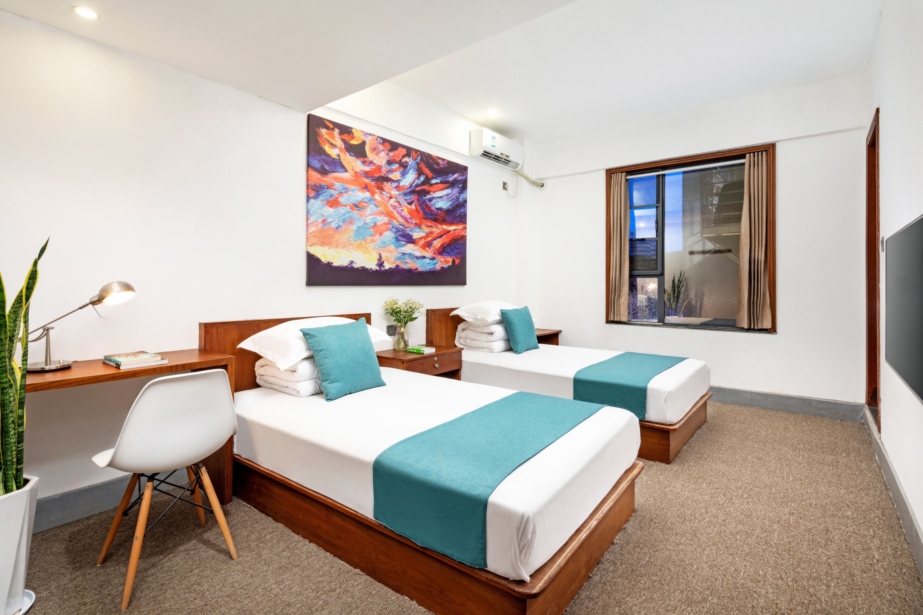 Premium bedding, in-room safe, desk, free WiFi