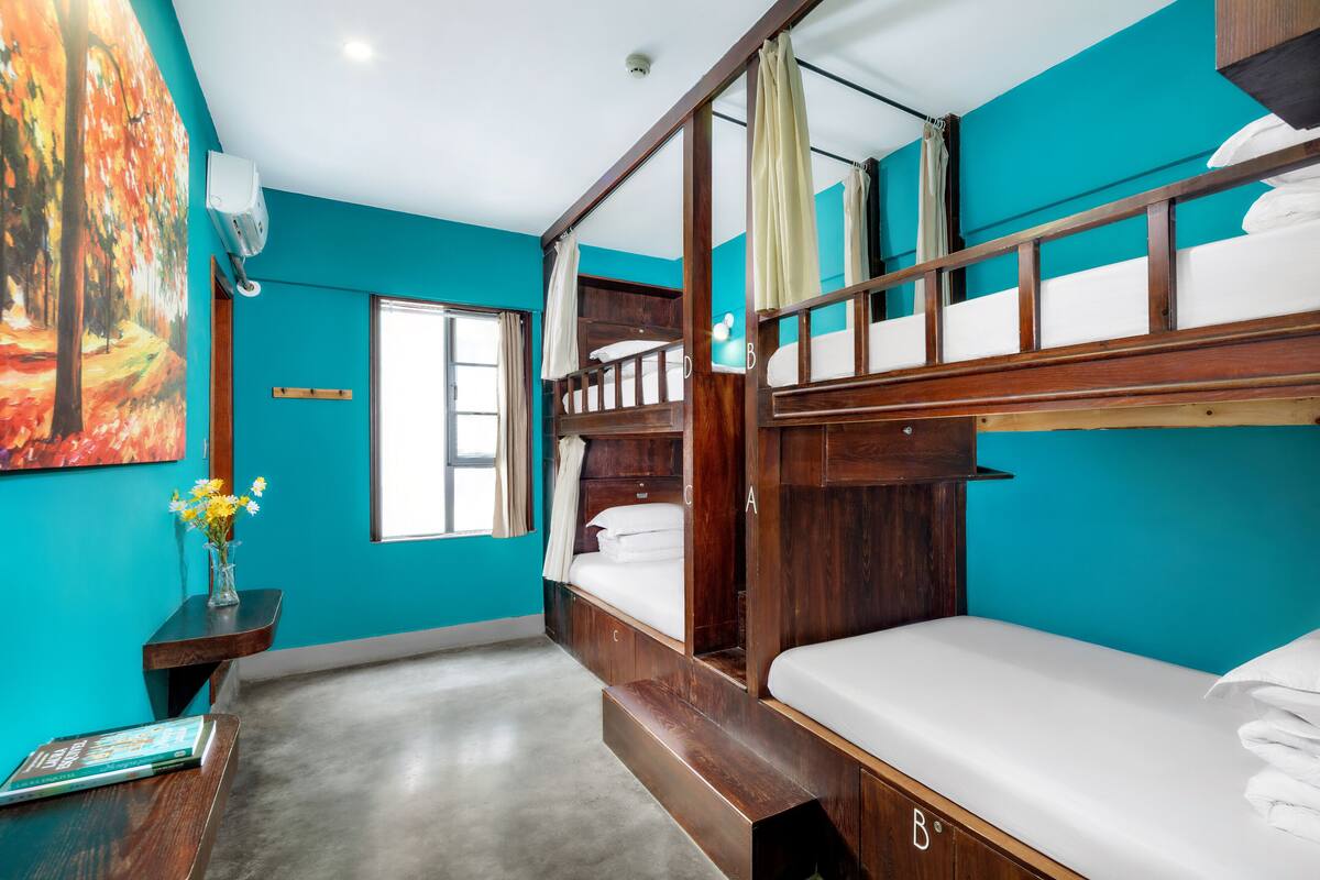 Premium bedding, in-room safe, desk, WiFi (free)