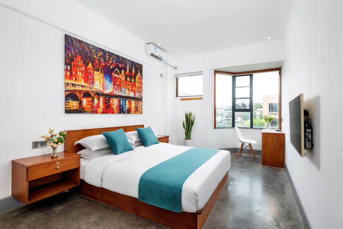 Premium bedding, in-room safe, desk, WiFi (free)