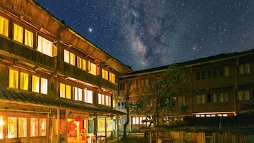 Majoituspaikan julkisivu illalla/yöllä