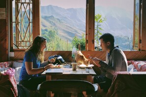 Daily full breakfast (CNY 40 per person)