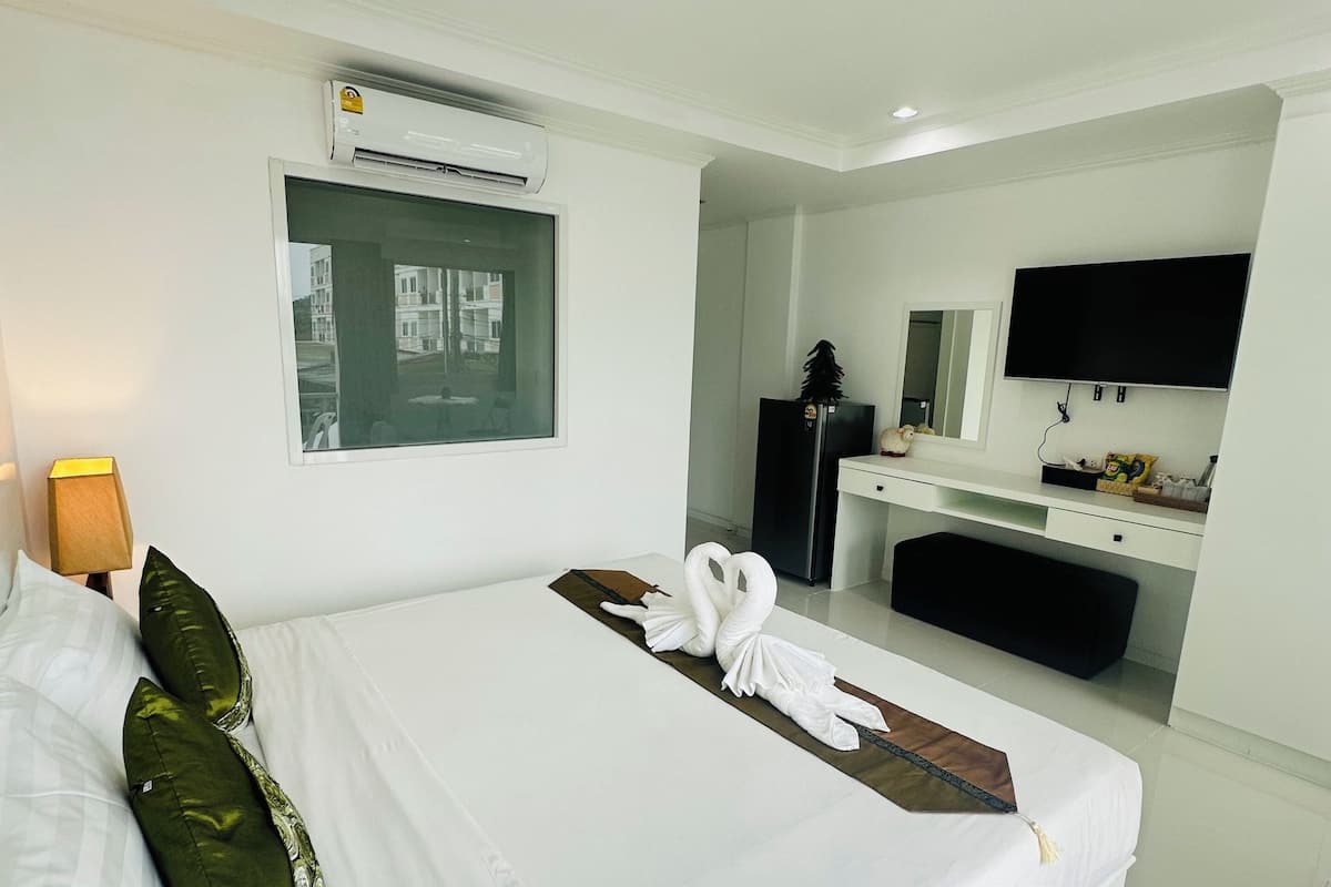 Quarto casal superior, sacada | Cofres nos quartos, Wi-Fi de cortesia