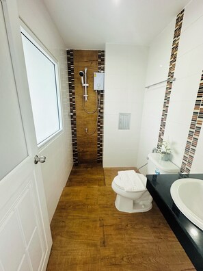 Quarto casal superior, sacada | Chuveiro