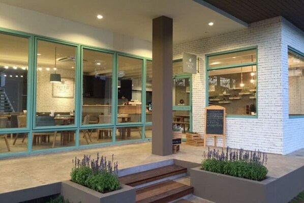 Lunsj og middag serveres, internasjonale retter, utsikt mot hagen