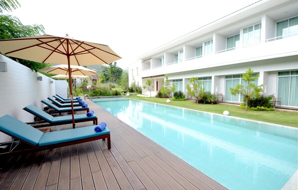 Outdoor pool, pool umbrellas, sun loungers