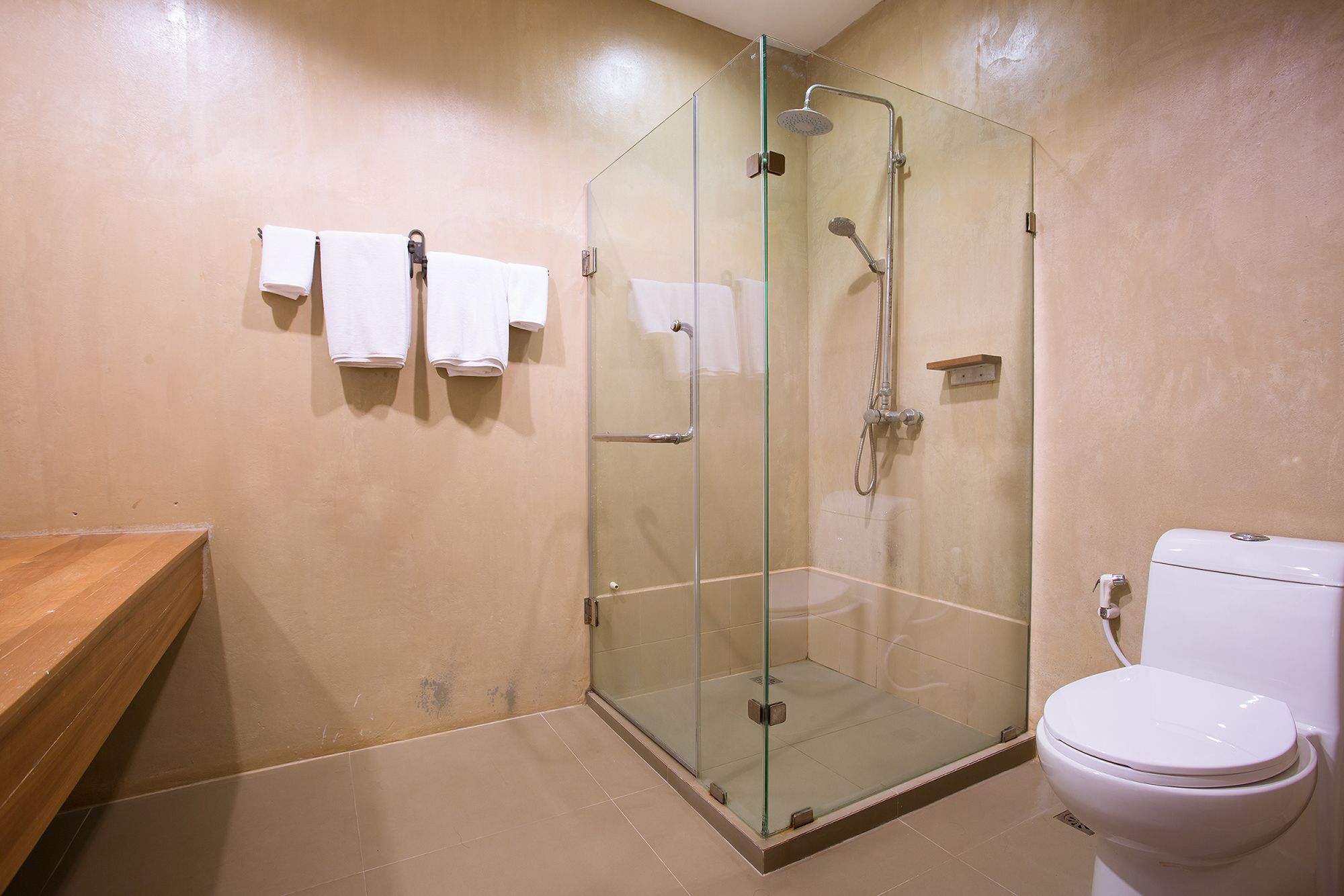 deluxe twin room, 1 bedroom | bathroom | shower, free toiletries, hair dryer, slippers