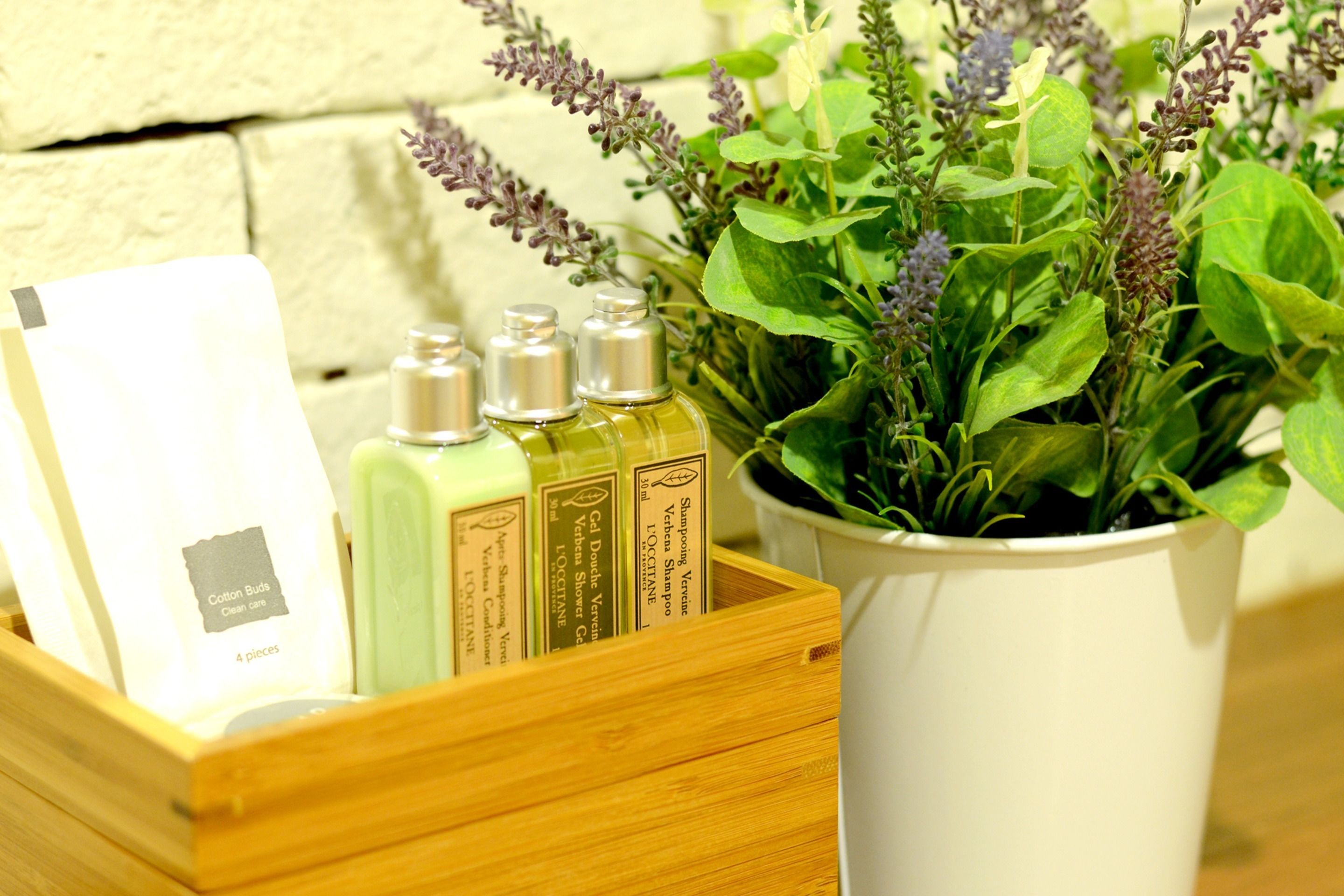 deluxe double room | bathroom amenities | shower, free toiletries, hair dryer, slippers