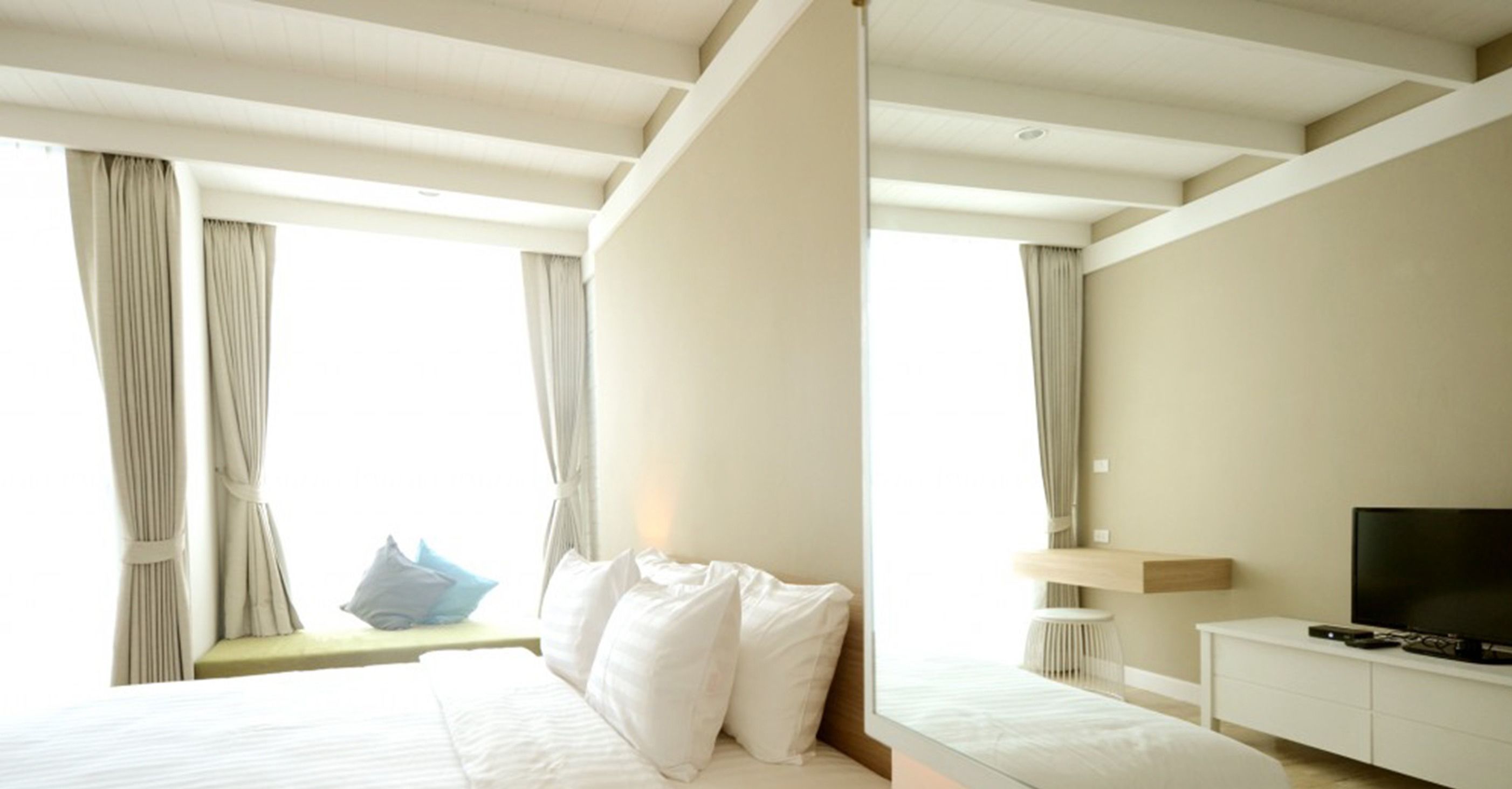 Deluxe Double Room | Minibar, desk, blackout curtains, free WiFi