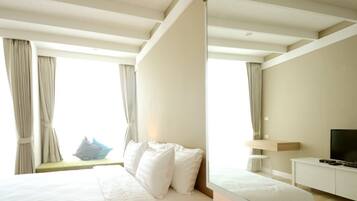 Deluxe Double Room | Minibar, desk, blackout curtains, free WiFi