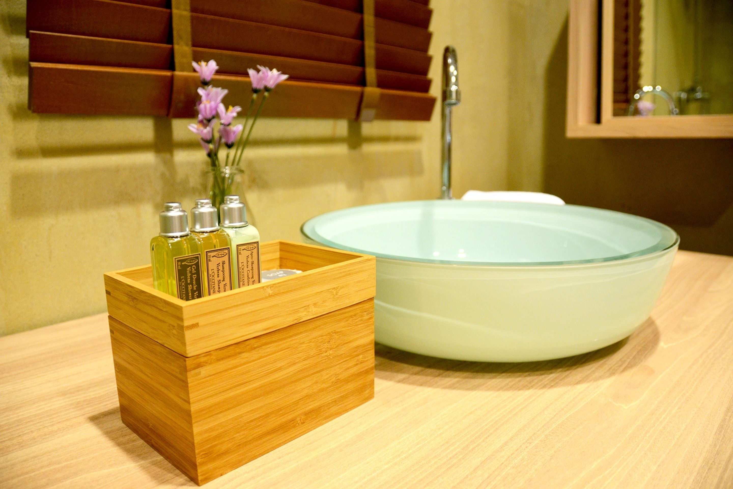 deluxe double room | bathroom sink
