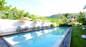 Outdoor pool, pool umbrellas, sun loungers - Prairie Hills Resort (Pak Chong)