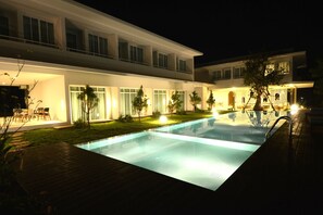 Utendørsbasseng, bassengparasoller og solsenger