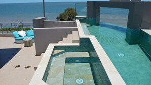 Piscine à débordement