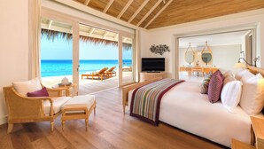 Un dormitorio amplio con una cama grande, televisión y vistas al océano.