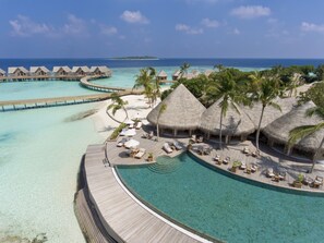 Een buitenzwembad, parasols voor strand/zwembad
