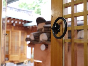 A traditional Japanese room with tatami flooring, a sliding door, and a wooden ceiling. - Haemil Hanok Guesthouse (Seoul)