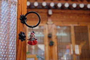 A keychain with a keyring and a keychain charm. - Haemil Hanok Guesthouse (Seoul)