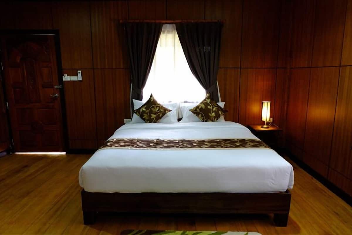 Deluxe Room | In-room safe, desk, iron/ironing board, rollaway beds